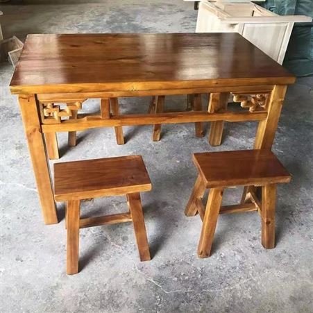 烤鱼桌子 烧烤桌子 松木桌子 全实木的桌凳 仿古中式桌椅  可刻字桌椅 长条凳椅定做厂家